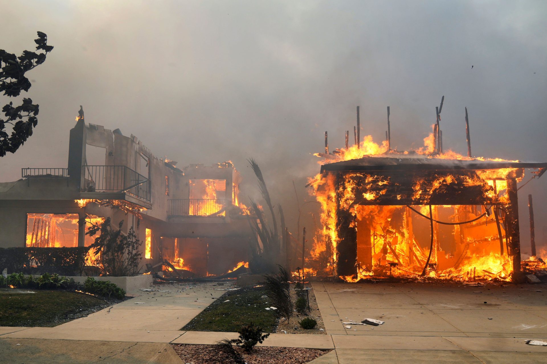 The Palisades Fire ravages a neighborhood amid high winds in the Pacific Palisades neighborhood of Los Angeles. 08/01/2025 (AP Photo/Damian Dovarganes)