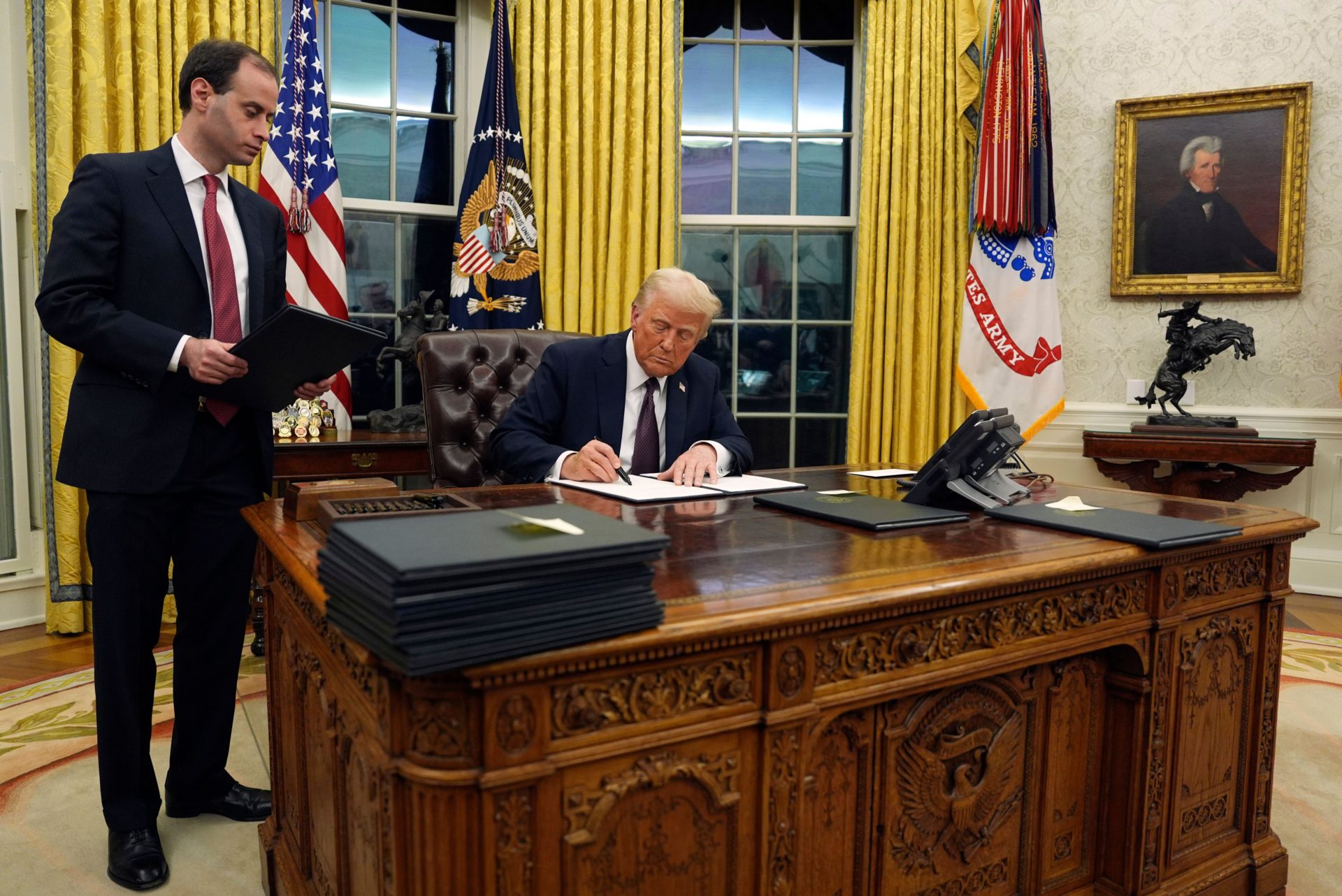 2S847K2 President Donald Trump signs an executive order withdrawing the U.S. from the World Health Organization in the Oval Office of the White House, Monday, Jan. 20, 2025, in Washington. (AP Photo/Evan Vucci)