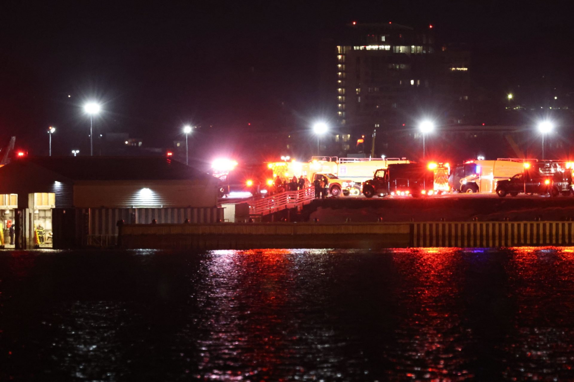 2SAH308 WASHINGTON ?? Emergency response after American Airlines flight 5342 collided with a Blackhawk helicopter by DCA airport on Jan. 29, 2025. (Photo by Joshua Sukoff/Medill News Service)