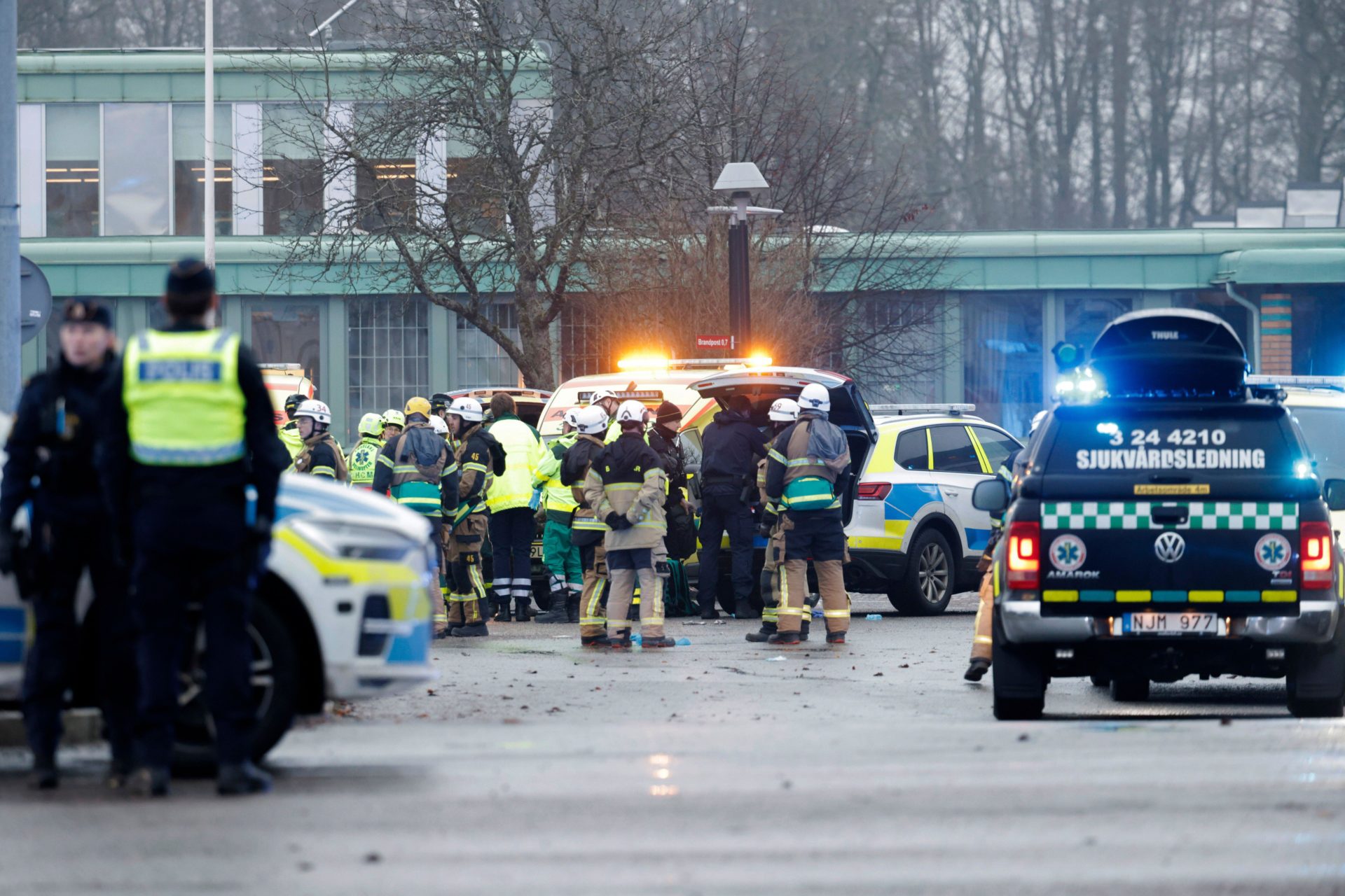 2SBT2HK Emergency services at the scene of an incident at Risbergska School, in Orebro, Sweden, Tuesday, Feb. 4, 2025. (Kicki Nilsson/TT News Agency via AP)