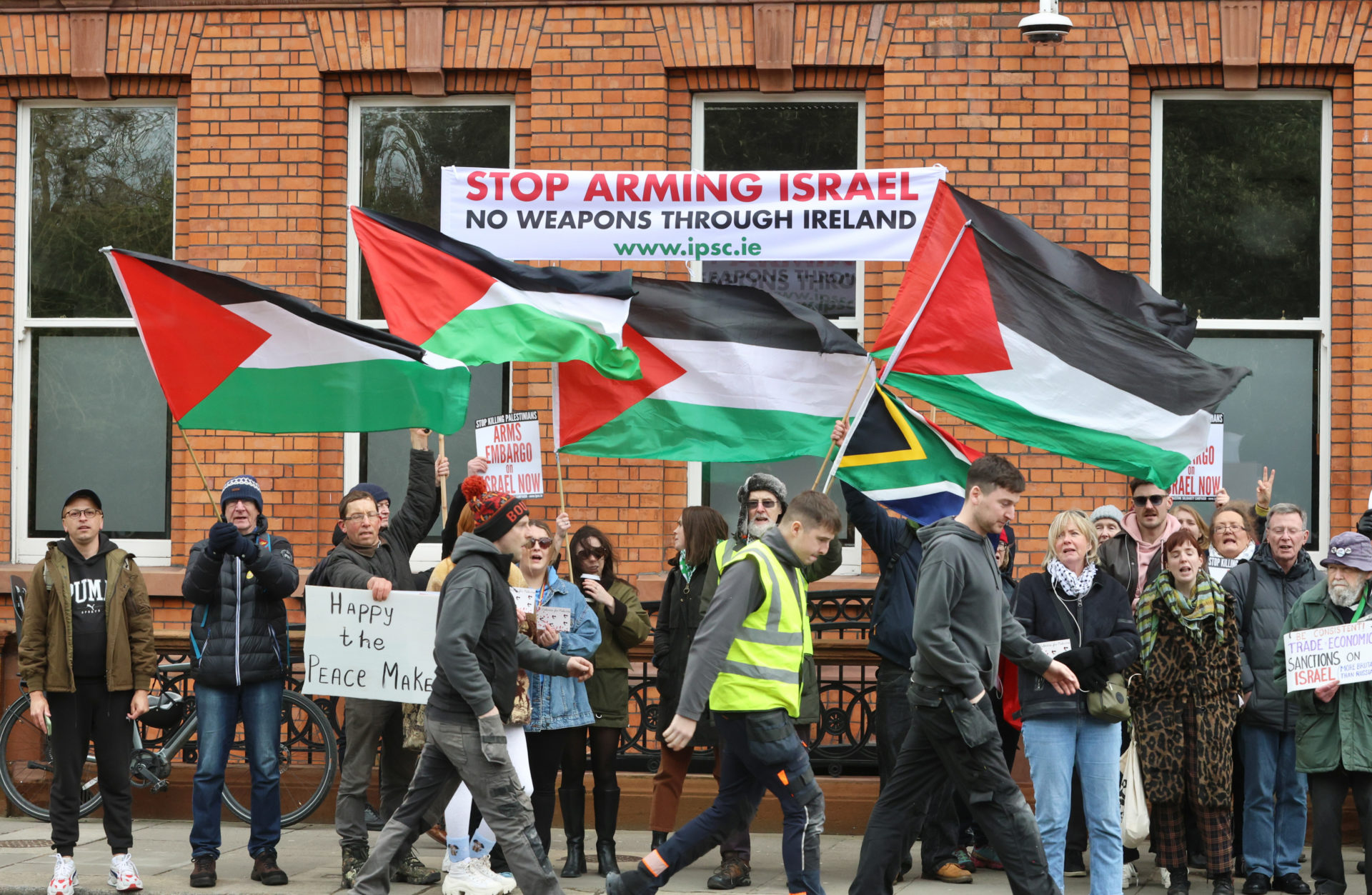 07/02/2025 Dublin, Ireland. Campaigners from the Ireland-Palestine Solidarity Campaign and UpLift hold a protest at the Department of Foreign Affairs to hand in a petition signed by over 10,000 people calling on the Irish government to end the use of Irish airspace and airports for illegally transiting weapons to Apartheid Israel. Photography: Sasko Lazarov / / © RollingNews.ie