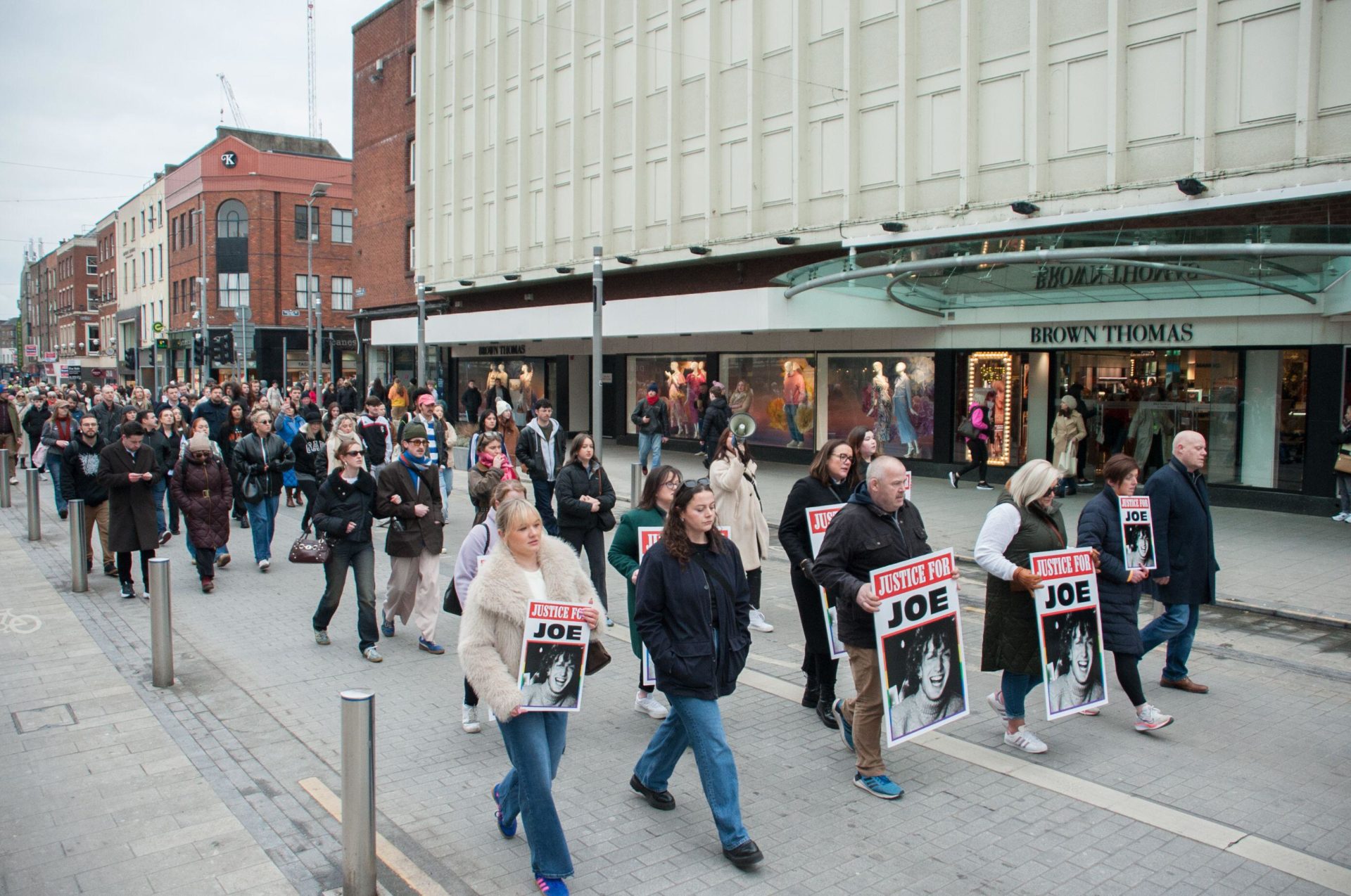 2SF8P1G Limerick, Ireland. 08th Feb, 2025. A large protest is held in Limerick calling on the DPP to appeal the terms of a sentence imposed on the killer of student journalist Joe Drennan. The 21-year-old hit-and-run victim died after he was the victim of a hit-and-run on the Dublin Road in Castletroy in October 2023. Credit: Karlis Dzjamko/Alamy Live News NOT FOR USE BY NEWSPAPERS BASED OUTSIDE OF IRELAND. Credit: Karlis Dzjamko/Alamy Live News