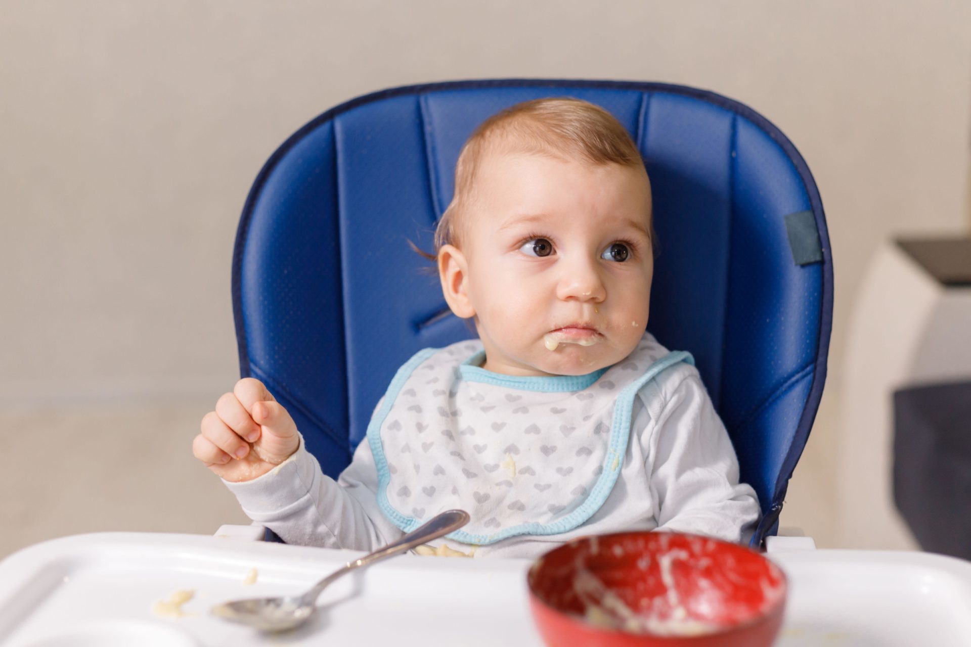 Child eats himself with a spoon. 