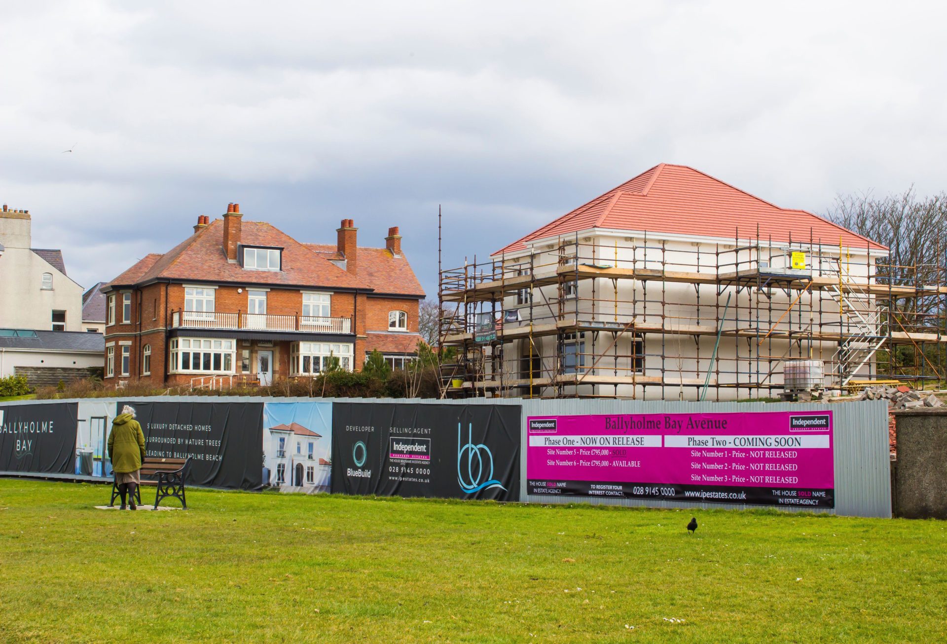 2BCB7XP 19 March 2020 A building property development sign with new houses erected by Independent Property Estates and advertising luxury properties for sale