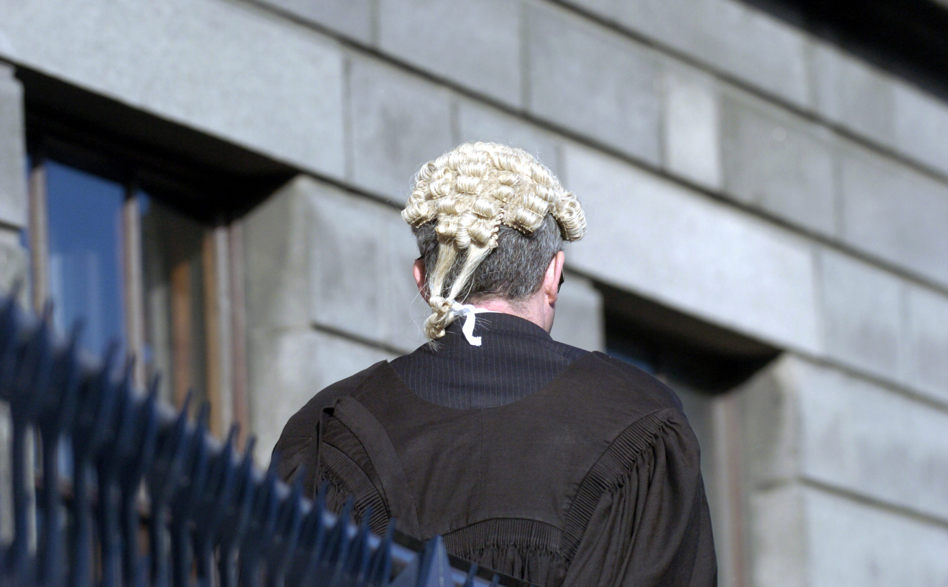 Members of the legal profession going about their business at the Four Courts, Dublin. 2/11/2005 Photo Photocall Ireland
