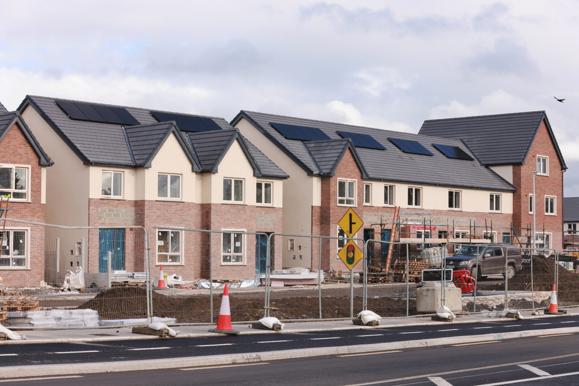 06/10/2022 New Housing In Kildare. New housing at the Belin Woods development by Glenveagh Builders, outside Newsbridge in County Kildare, as he Economic and Social Research Institute’s latest report claims that house prices in Ireland could be over-valued by up to 7% due to the activities of institutional investors. This huge development of 343 homes, which backs onto the River Liffey has solar panels on the roofs of the houses and a high energy BER rating of A2. Houses are priced from 330,00e. Photo: Eamonn Farrell/RollingNews.ie