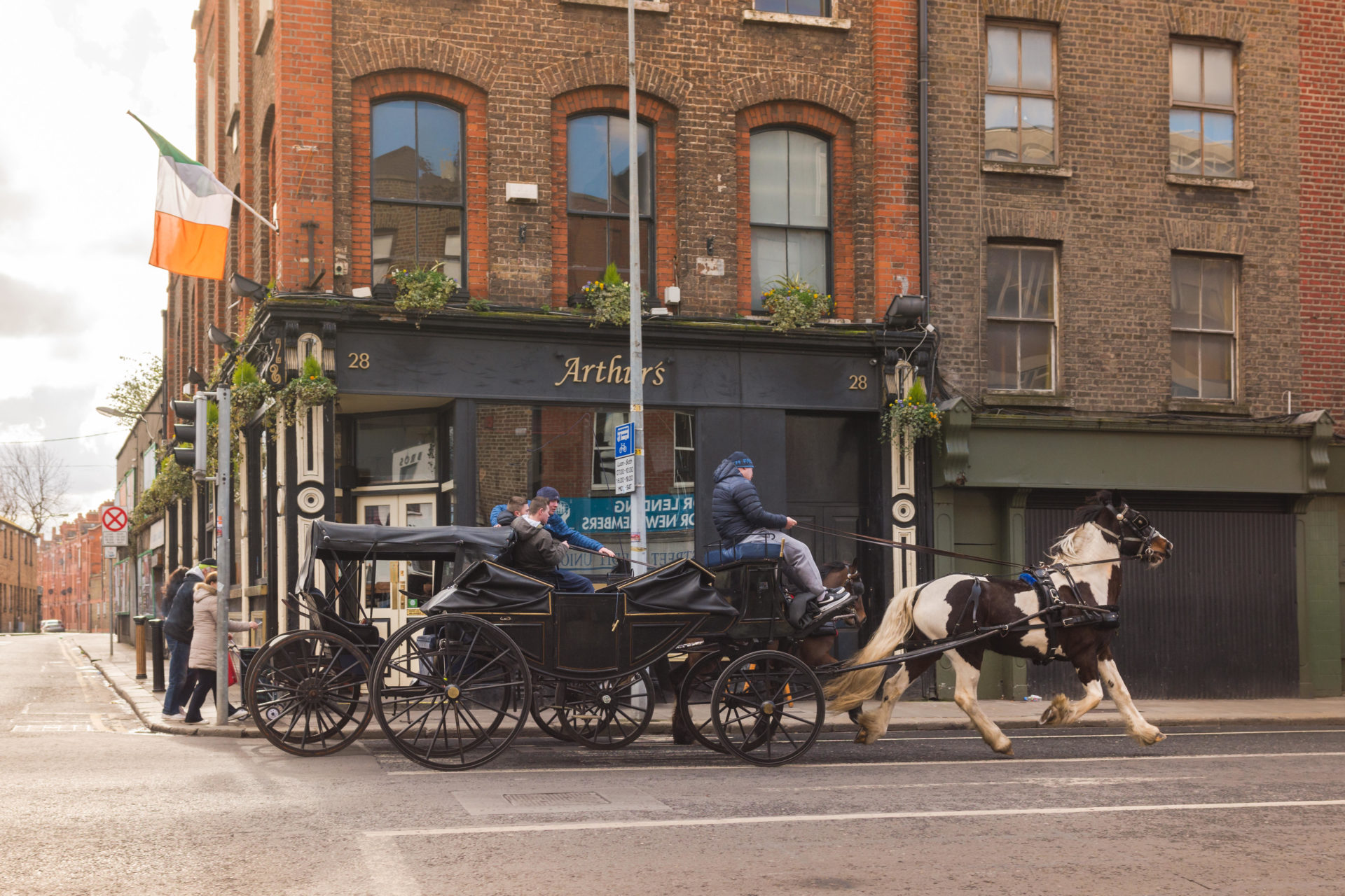 G27649 Young men youths driving racing horse drawn carriages in the Liberties area of Dublin, Ireland
