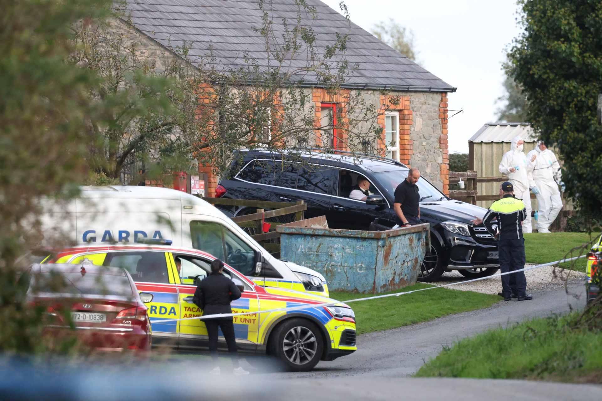 29/09/2025 Louth Ireland. Photo shows bodies being removed from the scene of a triple murder near Tallanstown Co Louth. Gardai were called to a house in the Drumgowna area this morning where the bodies of three people - two men and a woman - were discovered. Photo: Sasko Lazarov/© RollingNews.ie