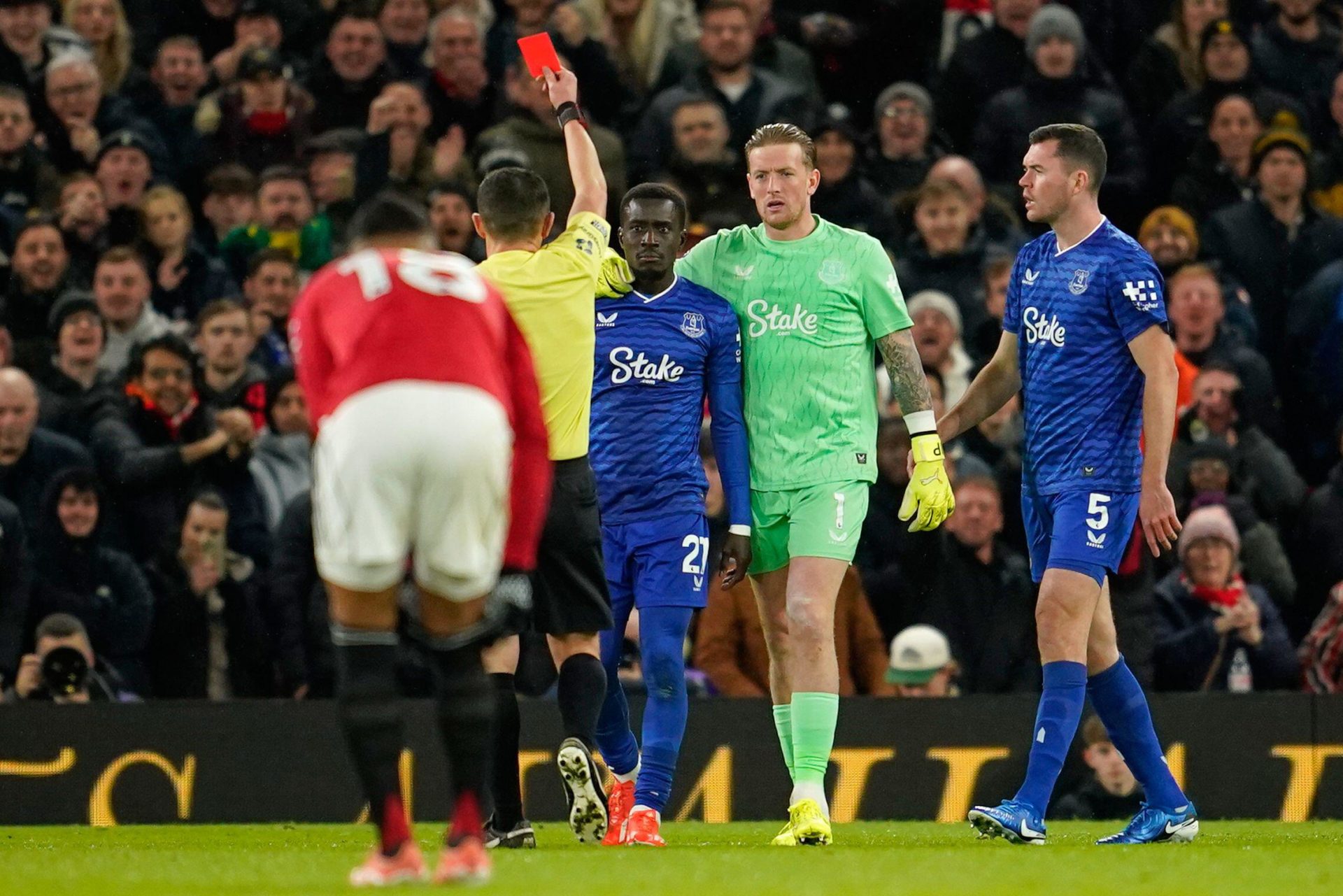 3D7ACR9 Everton's Idrissa Gueye, third right, gets a red card during the English Premier League soccer match between Manchester United and Everton in Manchester, England, Monday, Nov. 24, 2025. (AP Photo/Dave Thompson)