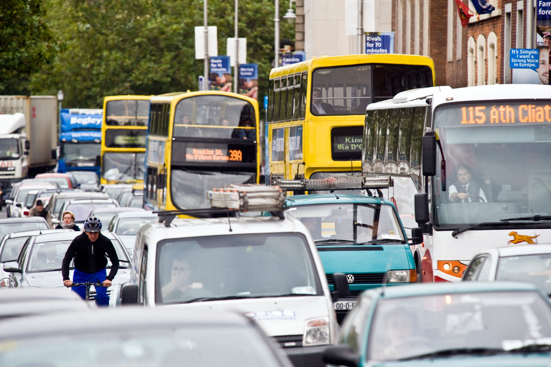 BE8HCT Heavy traffic on the Quays in Dublin Ireland