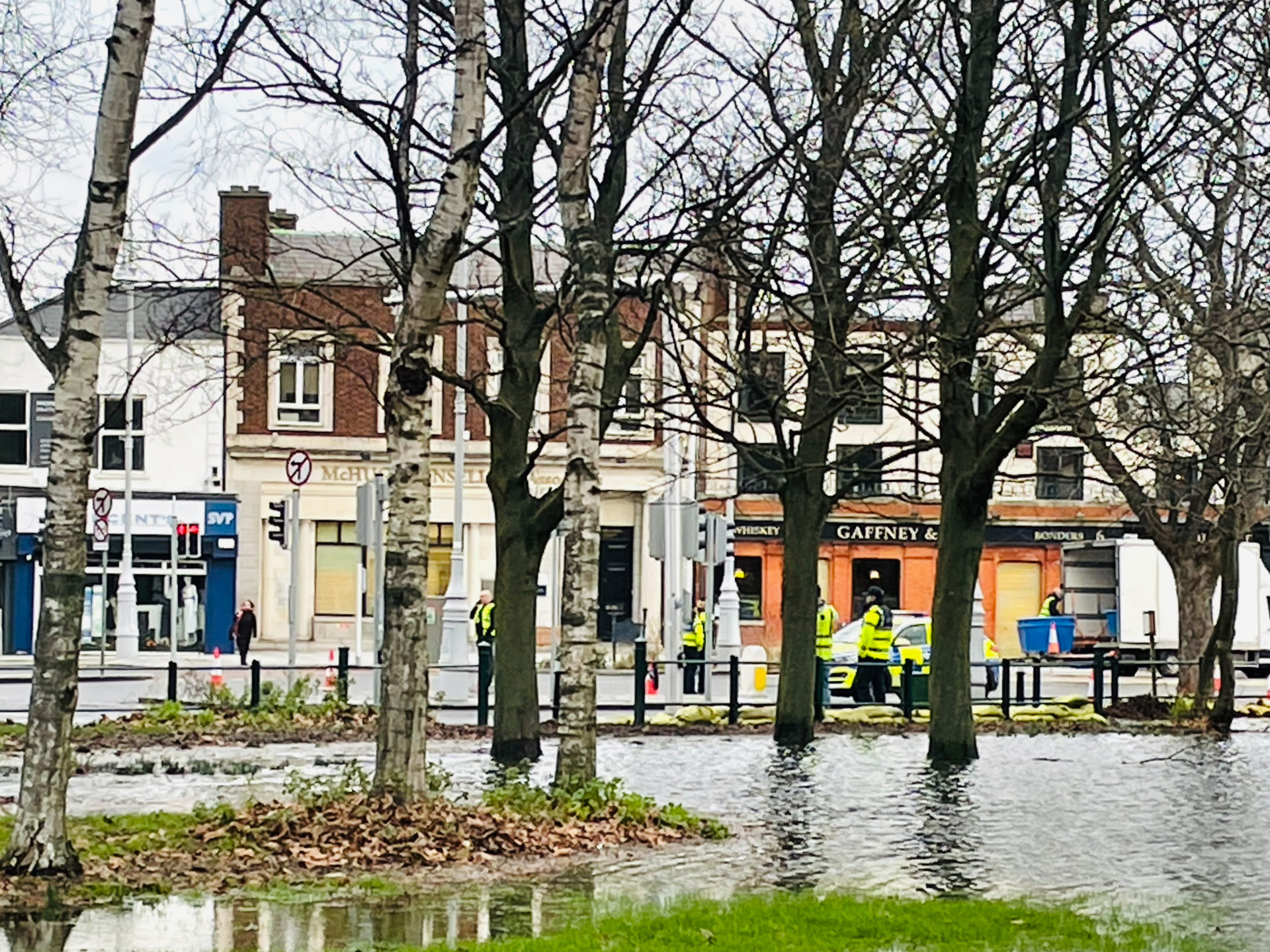 29/01/2026 Dublin, Ireland. Emergency crews, including Gardaí and fire services, respond to severe flooding in Fairview, Dublin, after a major water main burst at Edge’s Corner. The incident has disrupted traffic and rail services, left several north Dublin areas without water, and impacted schools and hospitals. Uisce Éireann is working to restore supply and pressure, with partial service expected by 1pm. Photograph: Leon Farrell / © RollingNews.ie
