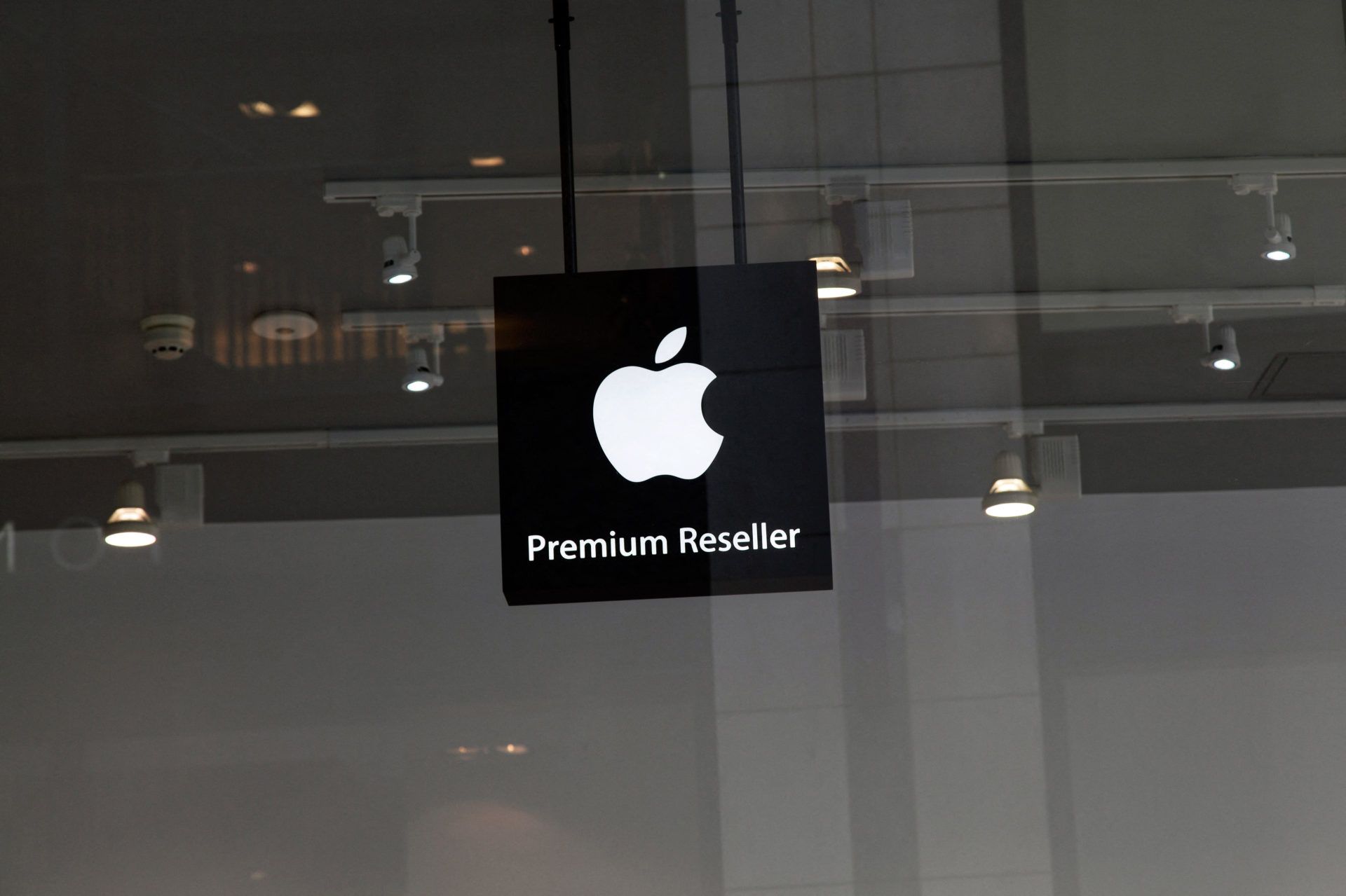 GT504M Cork, Ireland. 06th Sep, 2016. The Apple logo at CompuB, the main Apple retailer in the city of Cork, Ireland, on September 06, 2016. Apple's European Headquarters are based in Cork. Photo: Eoin O'conaill/dpa/Alamy Live News
