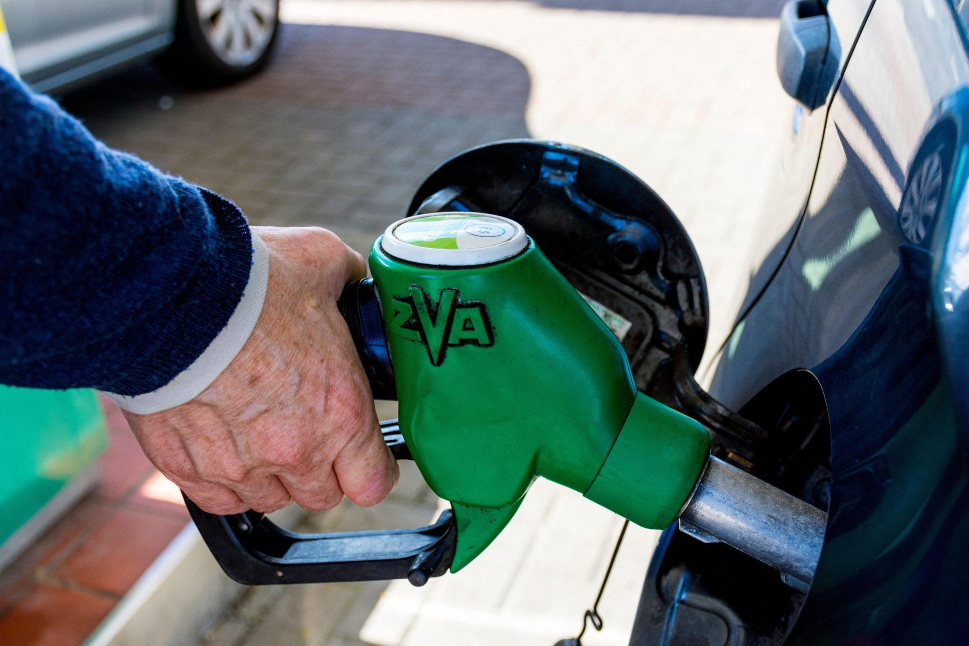 Tánaiste Simon Harris will present the excise duty cut to Cabinet this morning, allowing the Dáil to vote on it later today. 