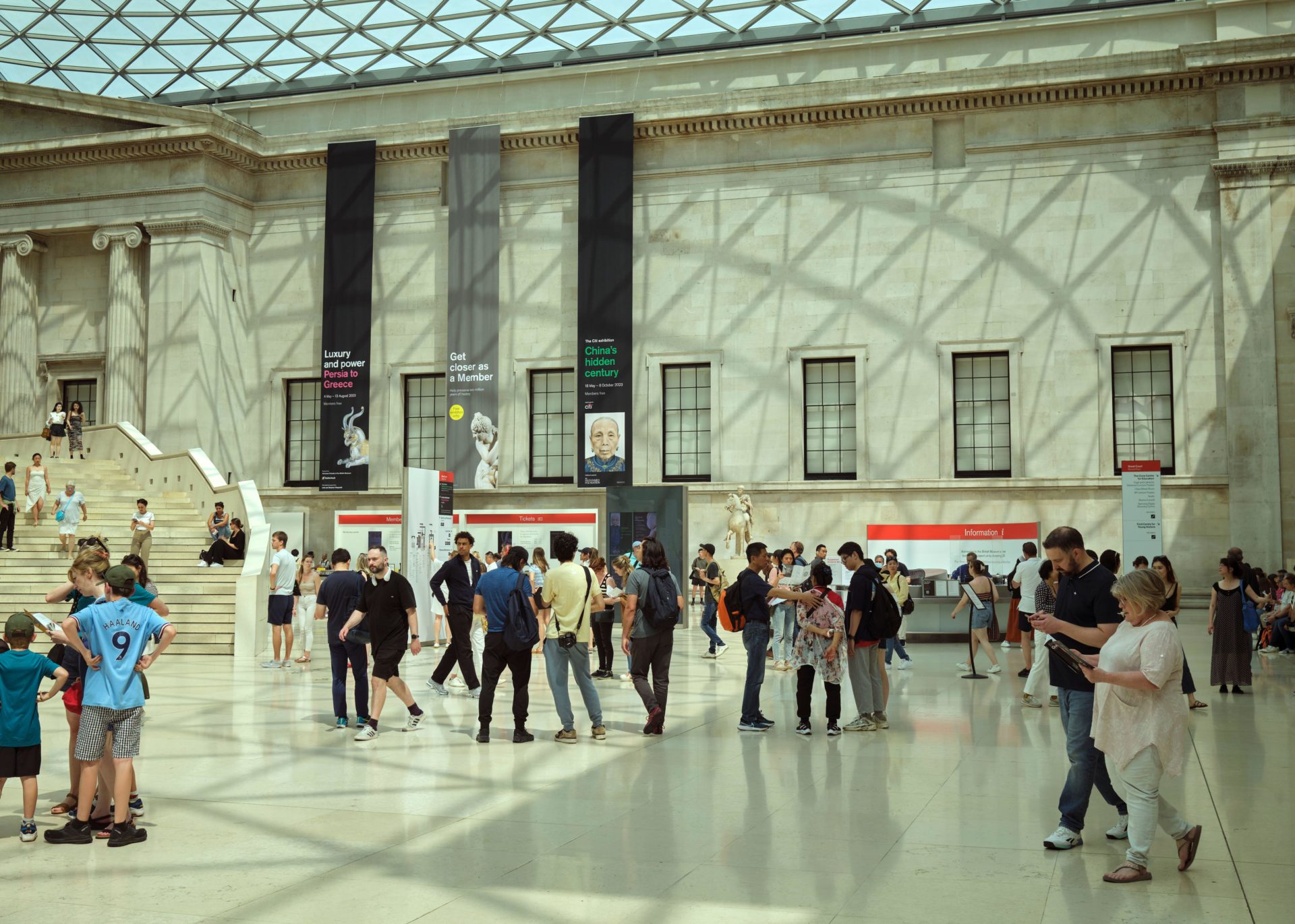 There are thought to be over 1,000 Irish artefacts in the British Museum, the majority of which are not on public display. 