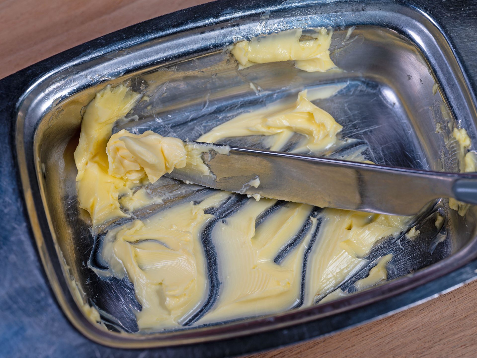 2M997H1 Butter and knife in the butter dish