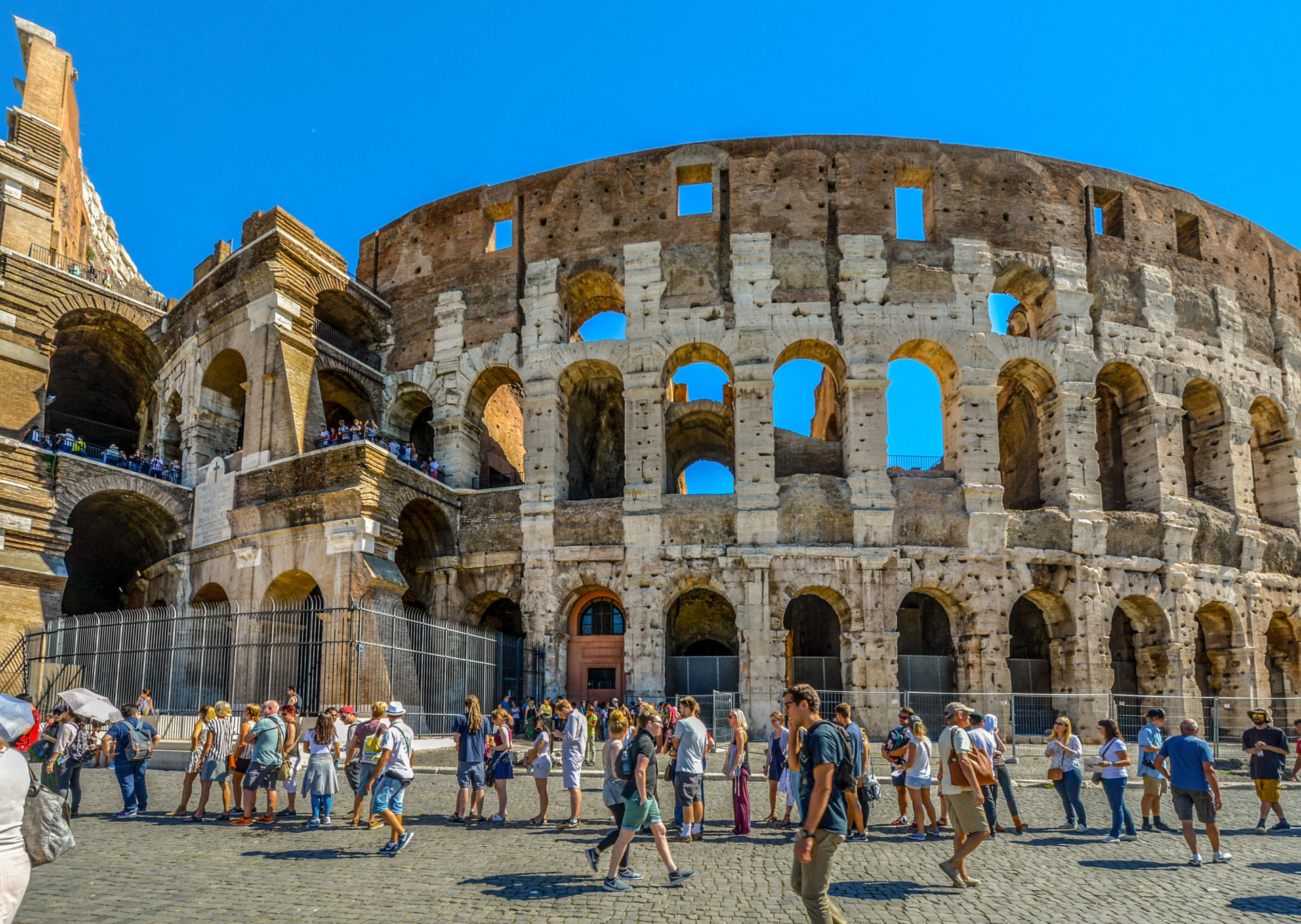 MBGG26 Tourists line up outside the ancient Colosseum arena in Rome Italy on a sunny summer day