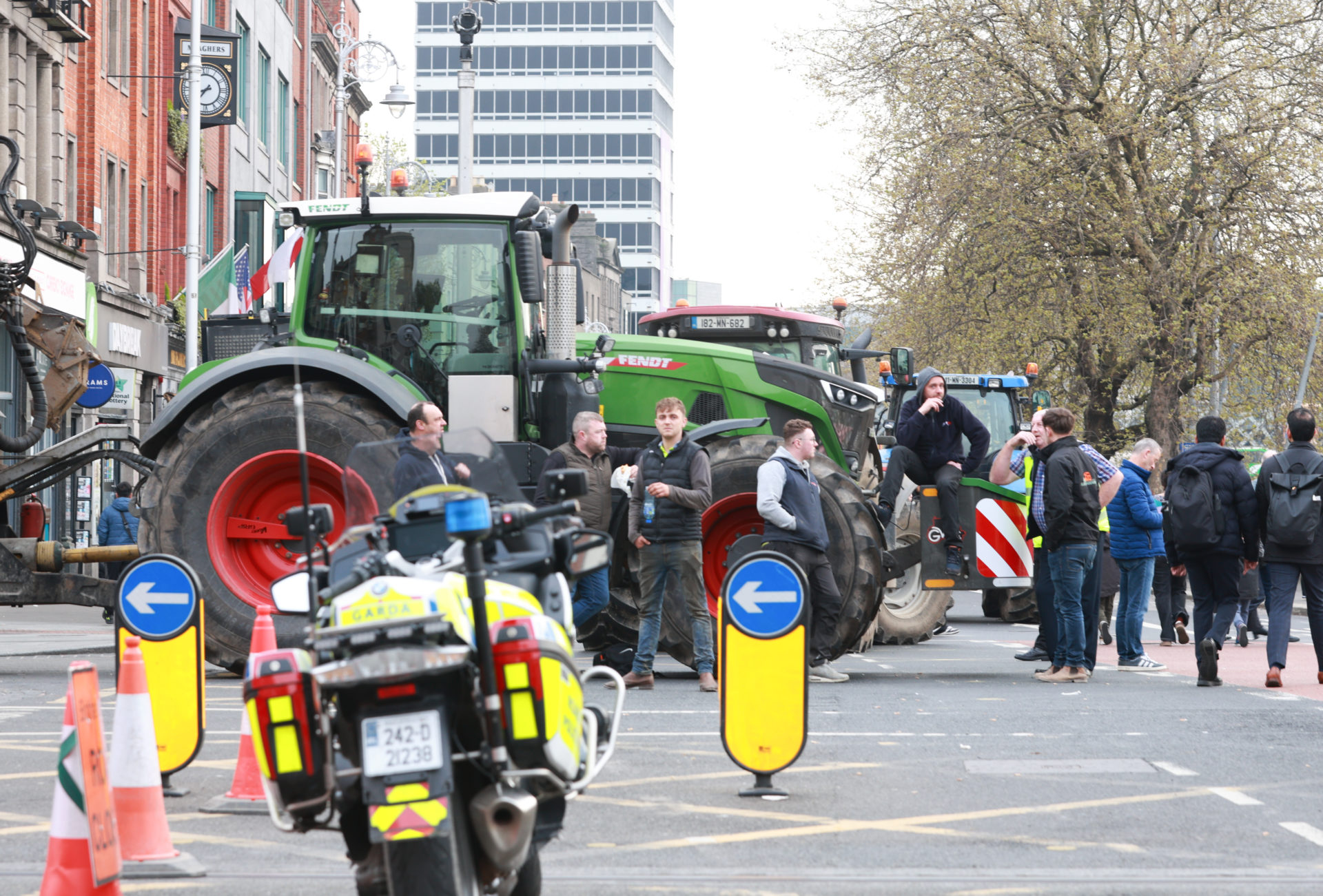 08/04/2026 Dublin, Ireland. Traffic chaos on the south quays in Dublin this morning as tractors and heavy goods vehicles stayed in the city overnight following yesterday's fuel protest. Buses and the Green Luas line have been disrupted. Sasko Lazarov / © RollingNews.ie