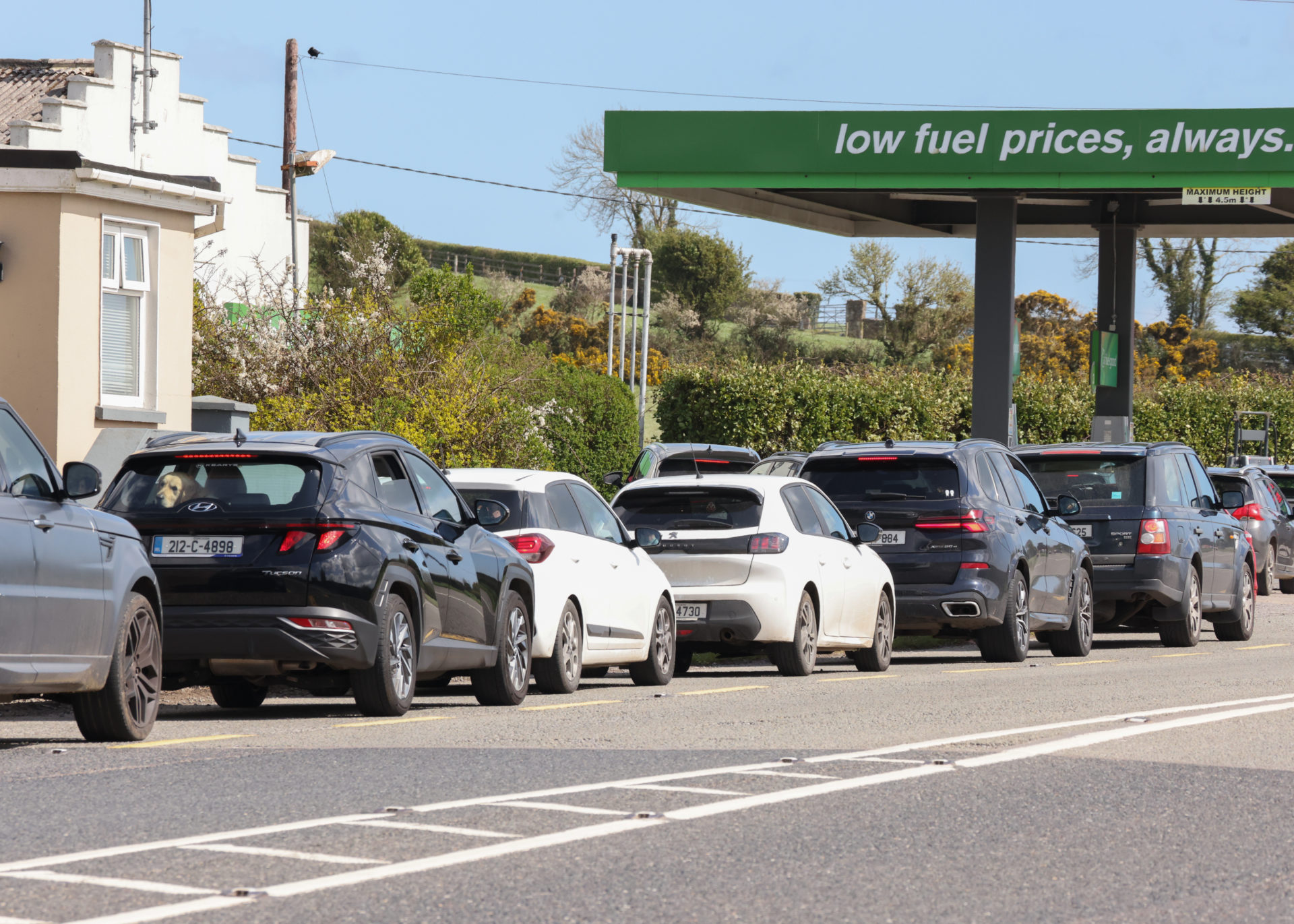 08/04/2026 Cork, Ireland. Cars queue for fuel outside a service station in East Cork. A nationwide fuel protest has brought traffic to a standstill in many parts of the country, while a threatened blockade of fuel depots has seen the Government announce it will send the Defence Forces with Gardai to clear protestors. Eamonn Farrell / © RollingNews.ie