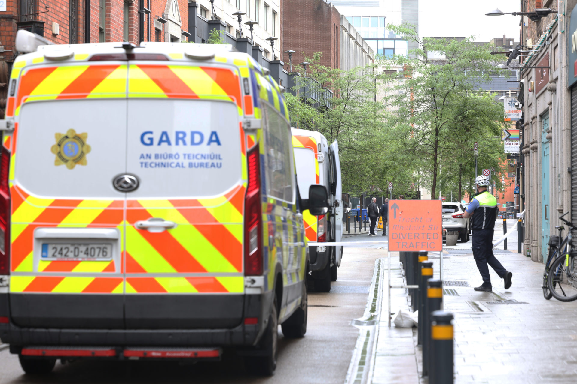1/6/2026. Dublin, Leinster, Ireland, Irish. Gardaí and emergency services responded to an incident on Grafton Street where a male was found in a serious condition at approximately 3a.m. Gardaí in Pearse Street are investigating a fatal assault which occurred on Clarendon Street, Dublin 2 in the early hours of this morning Monday 1st June, 2026.  The male, aged 21 years was removed from the scene to tto St. James's Hospital where he was pronounced deceased a short time later. Photo shows gardai forensics at the scene. Photo: Leah Farrell/© RollingNews.ie