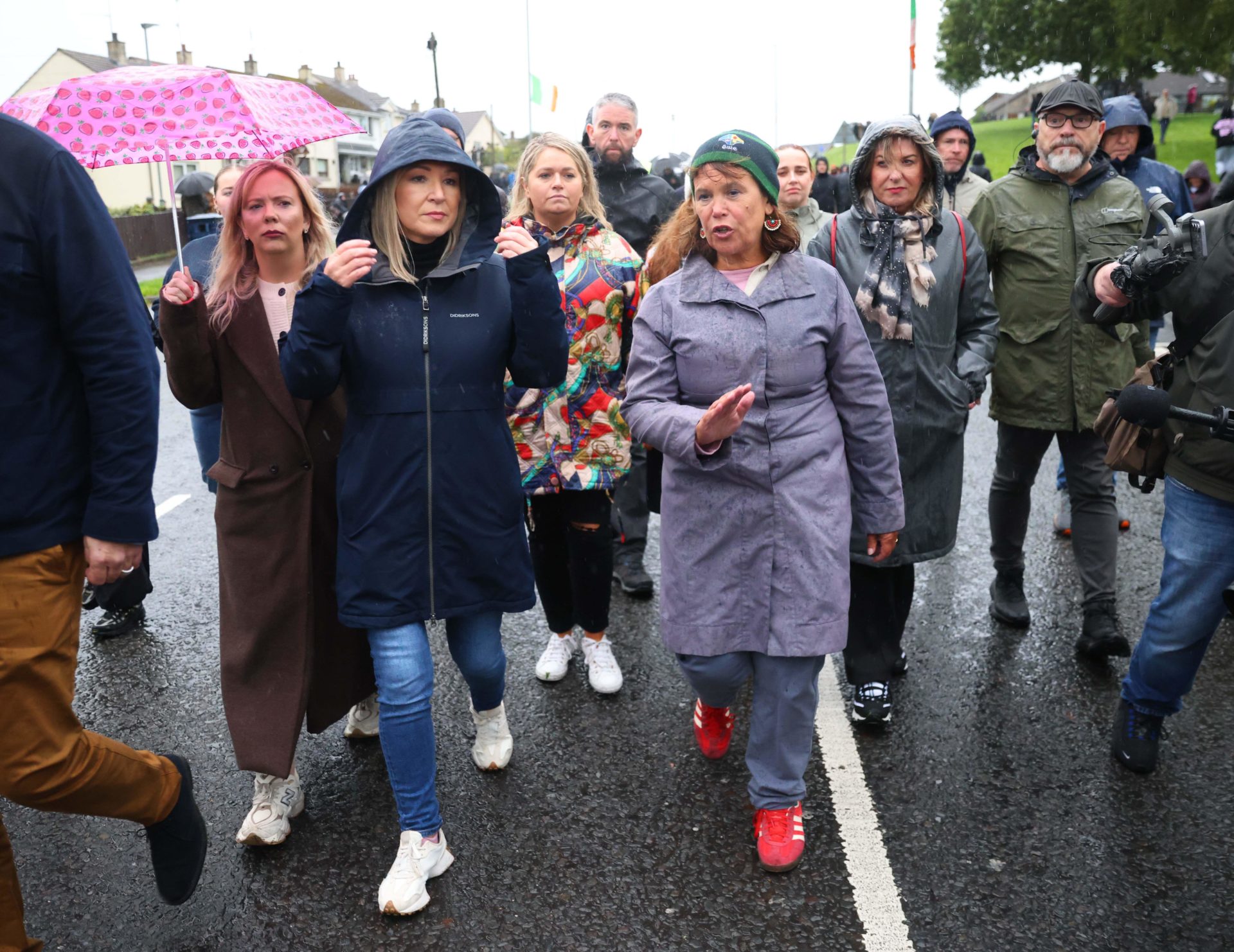 3FM5ETF First Minister Michelle O'Neill (centre left) and Sinn Fein president Mary Lou McDonald (centre right) at the Garvaghy road ahead of a Portadown District Loyal Orange Lodge (LOL) No 1 march in the first parade along the Garvaghy Road in Portadown for almost 30 years, after the parade was given clearance in a late-night hearing. Picture date: Sunday September 27, 2026.